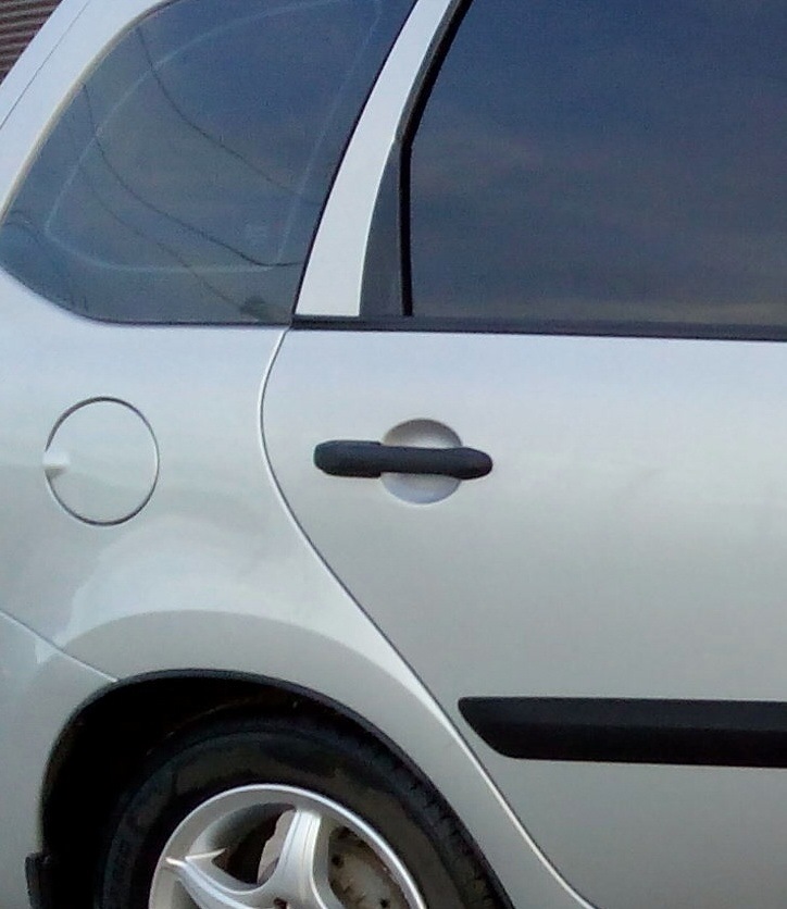 Сверчок в задней двери — Lada Калина Универсал (2G), 1,6 л, 2014 года ...