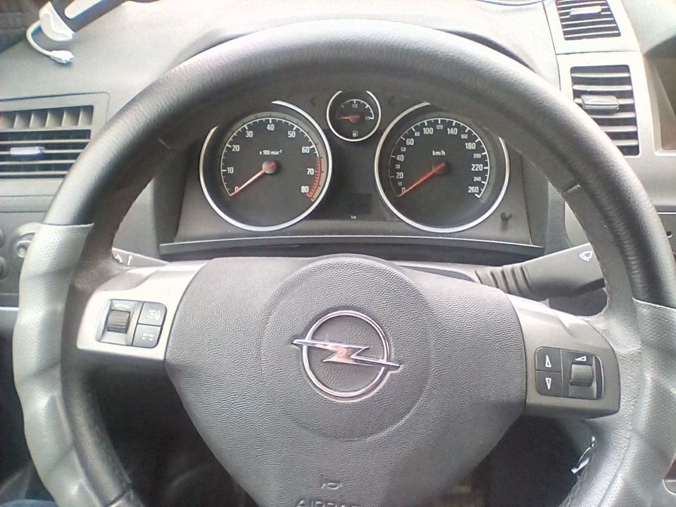 Сместилось вправо, проблему решил путем снятия рулевого колеса и перестановки на один зуб, метки чуть смещены оказались. — Opel Zafira B