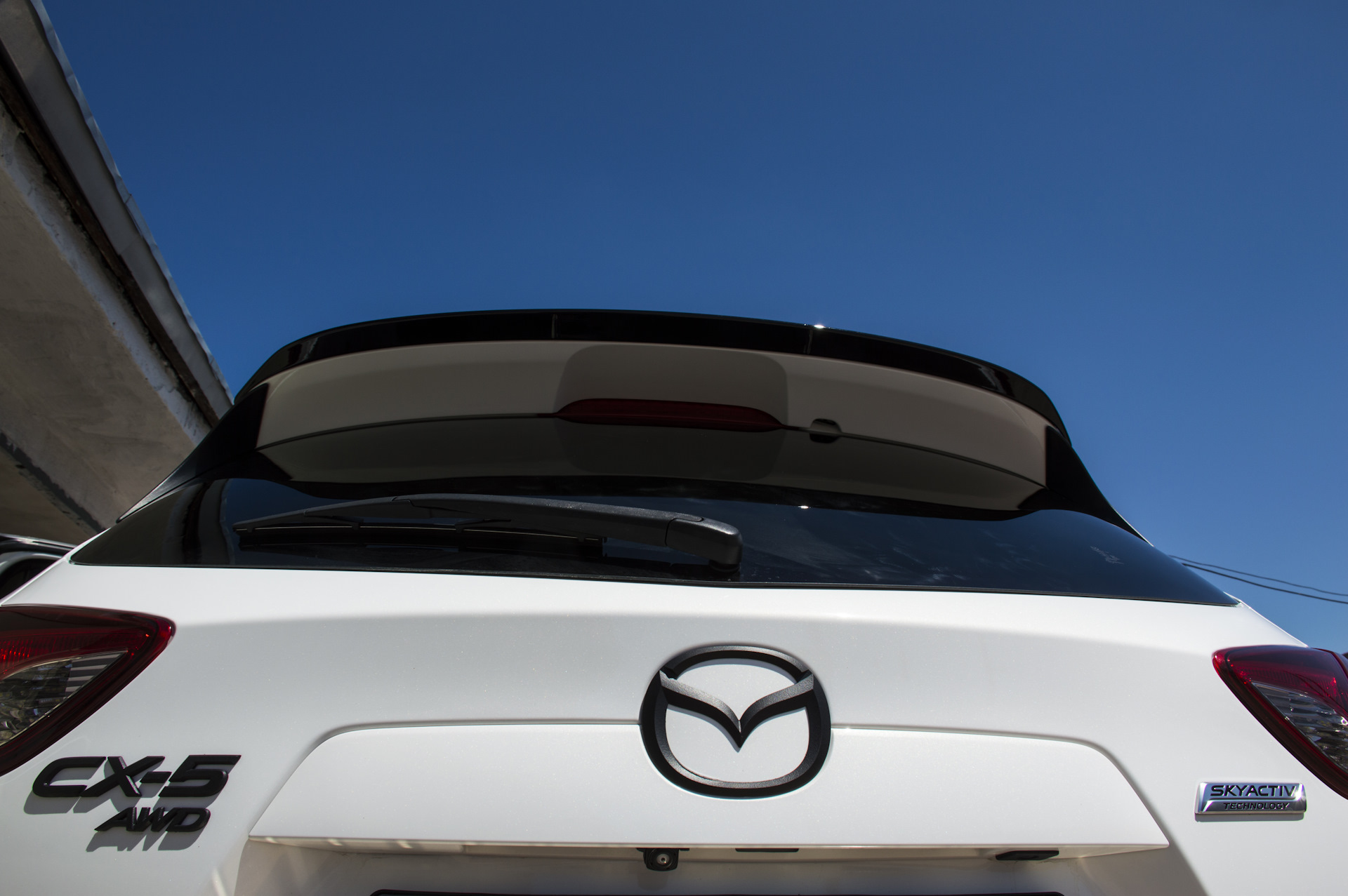 Мазда сх5 крыша. Mazda CX 5 спойлер. Мазда СХ-5 белая с черной крышей. Спойлер для Мазда сх5 2021. Спойлер Мазда сх5.