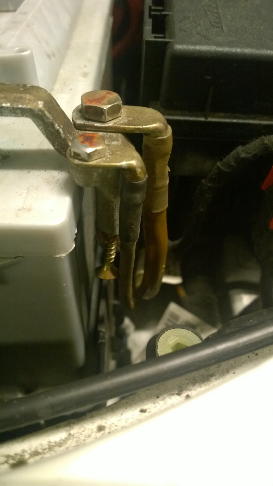 Минусовая клемма акб калина 1. Клемма акб нива шевроле. Минусовая клемма ремонтная. Клеммы акб сценик 2. Клемма аккумулятора шевроле лачетти.