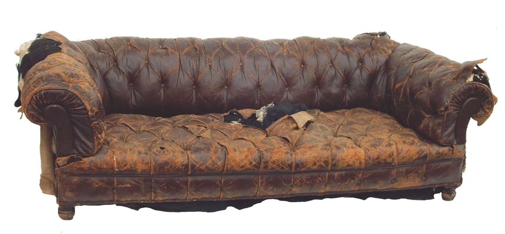 Порванный кожаный диван
