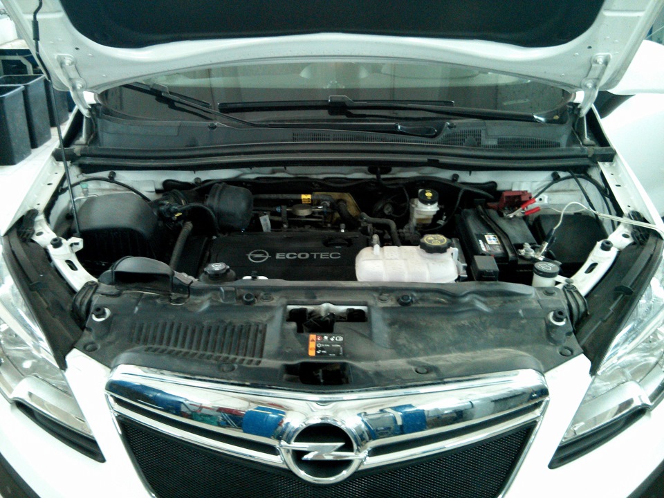 Капот опель мокка. Opel Mokka под капотом. Opel Mokka 2014 1.4 аккумулятор. Под капотом Опель Мокка 2014. Opel Antara 2013 под капотом.