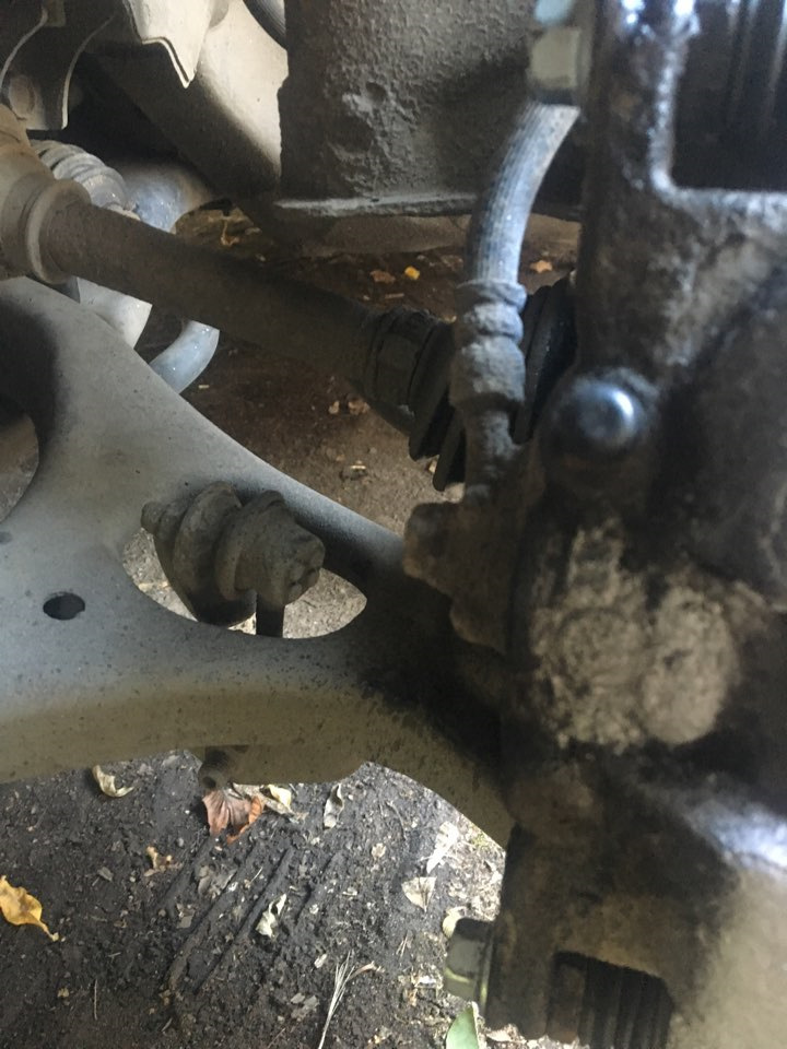 Замена передних болтов креплений суппортов — Honda Civic 4D (8G), 1,8 л ...