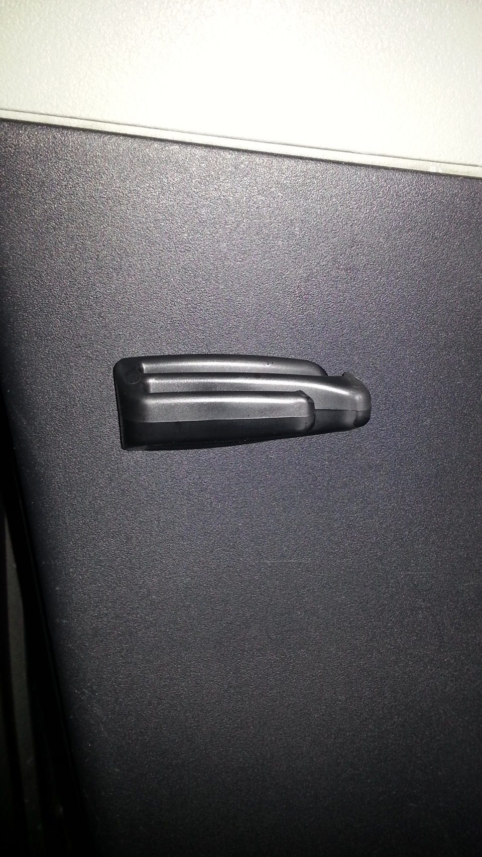 Клипса крепления ремня безопасности — Mitsubishi Lancer X, 2,4 л, 2007 ...