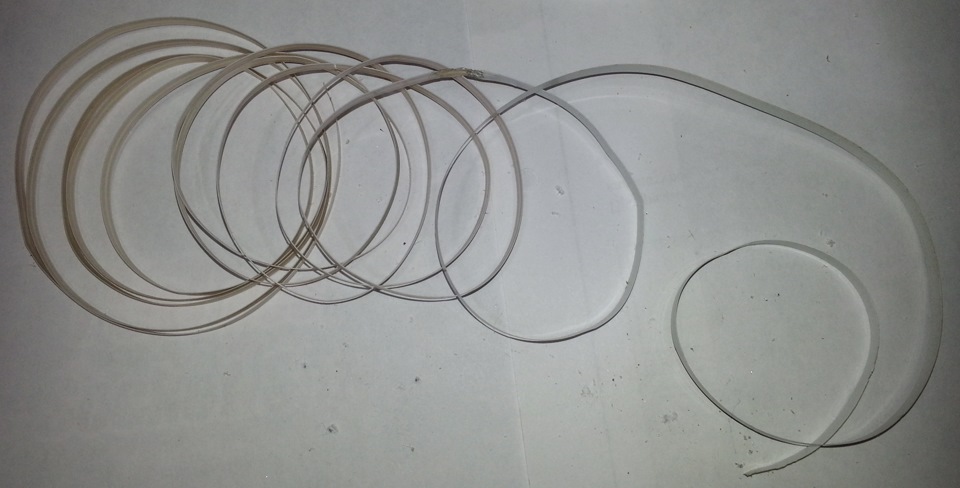 Два куска — оригинал и припаяный шлейф от принтера — Renault Megane I