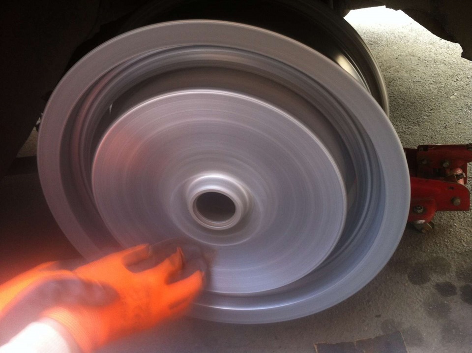 Можно ли отполировать диск. Шлифовка литого диска. Полировка литого диска. Полировка дисков автомобиля от царапин. Можно ли отполировать диск.