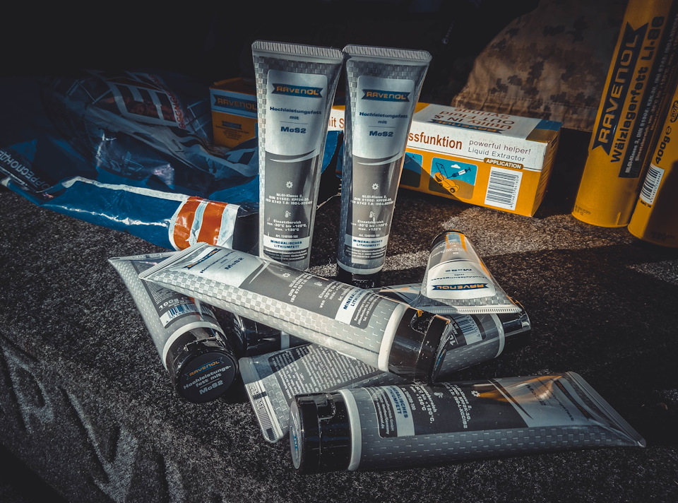 RAVENOL Hochleistungsfett mit MoS2 применяется для смазывания труднодоступных движущихся элементов различной техники и оборудования. — Mitsubishi Montero Sport (1G)
