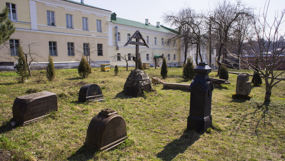 На территории монастыря сохранилось старое кладбище с надгробиями, которым несколько столетий. — УАЗ 315195 Hunter