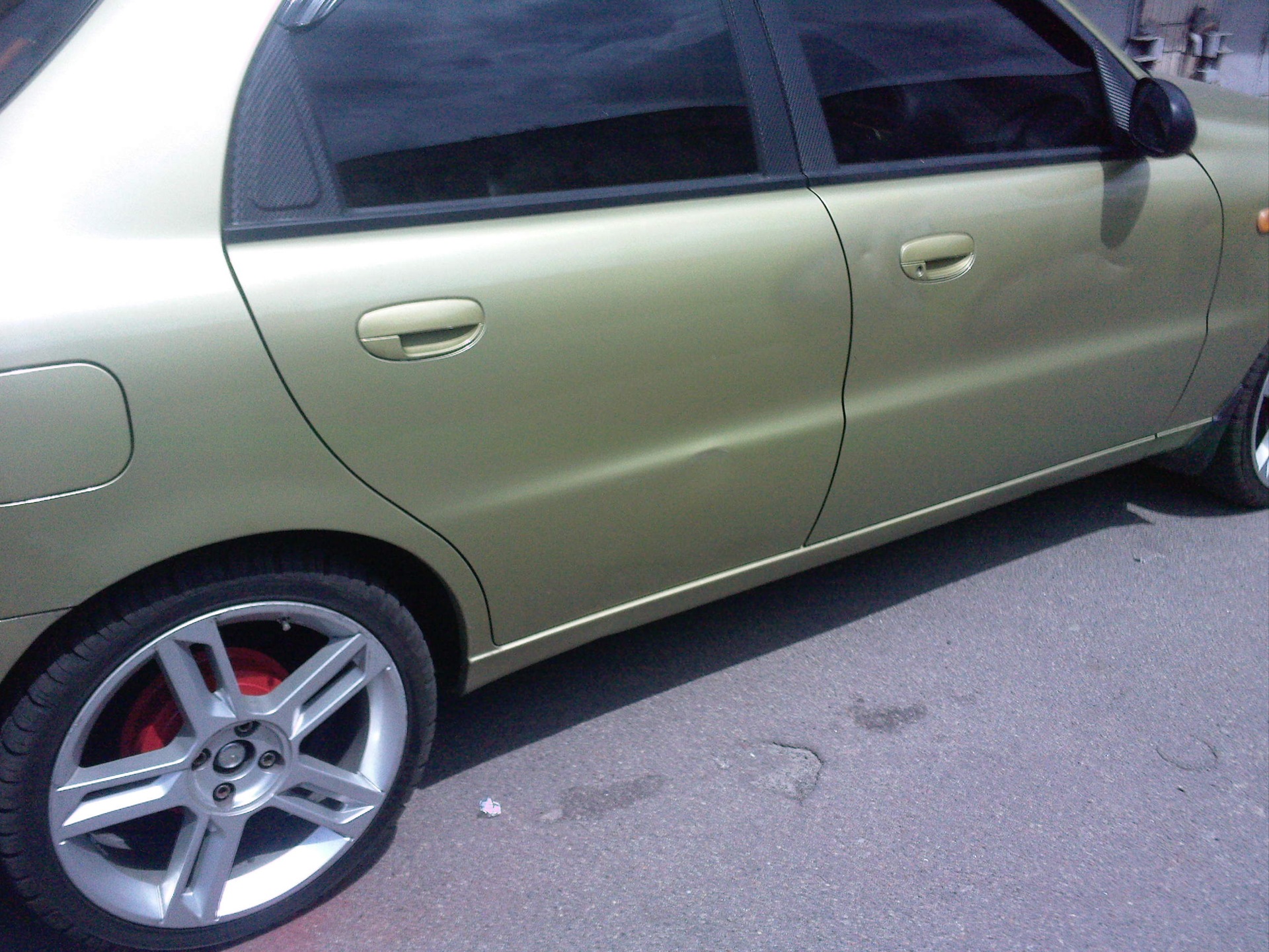 крашеная дверь машины. покраска не попали в цвет. дверь передняя ваз 1118 окрашенная. двери в цвет авто. дверные ручки на ваз 2114 наружные.