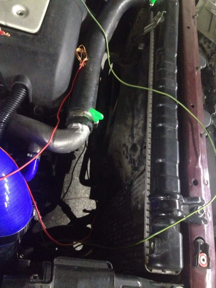 Так же поставил электро-вентилятор на радиатор, работает от кнопки) В будущем радиатор будет алюминиевый AJS от чего не скажу))) — Toyota Mark II (80)