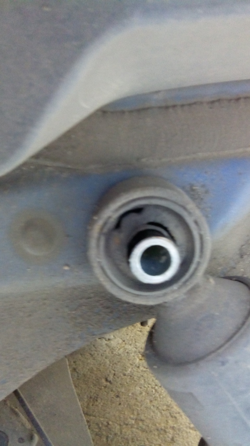 Поменял сайлентблок на амортизаторе — Peugeot Bipper, 1,4 л, 2009 года ...