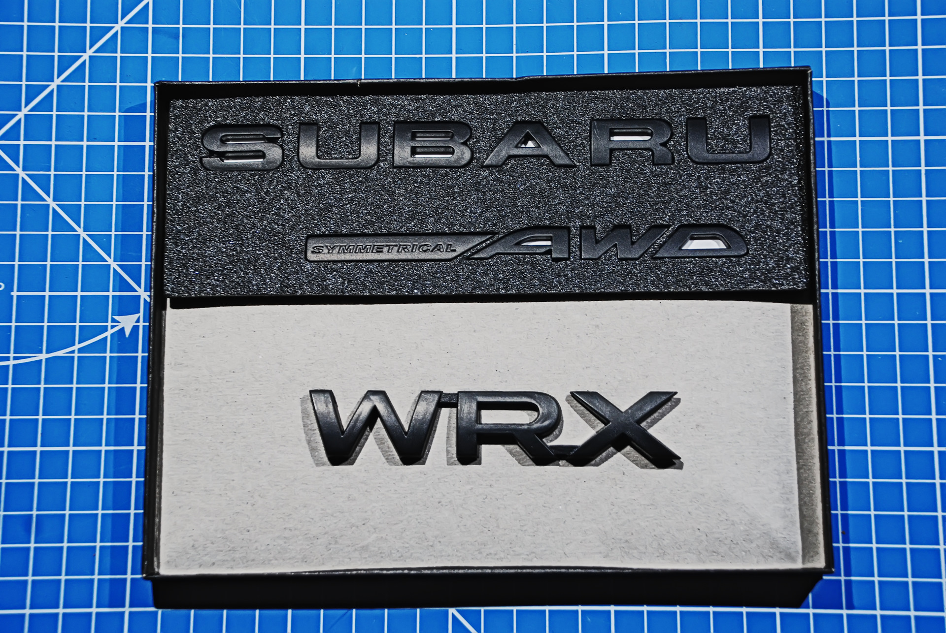 Шильдиком s. Шильдик Субару STI Limited Edition. WRX шильдик. Black Edition s шильдик. Subaru черный шильдик.