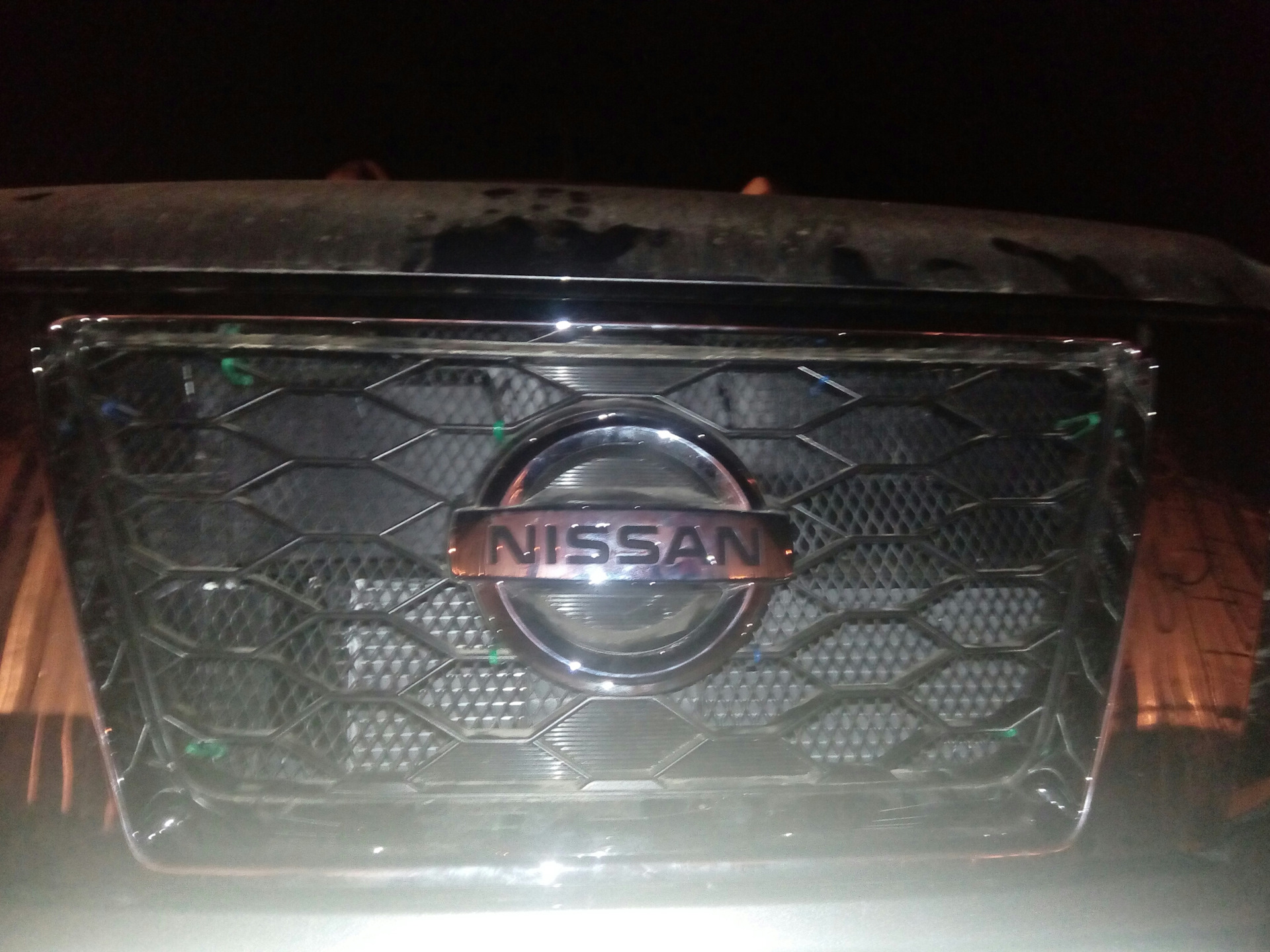 Решетка радиатора 62310-3XA0A на Nissan Nv350 Caravan CS4E26 - Купить запчасть ш