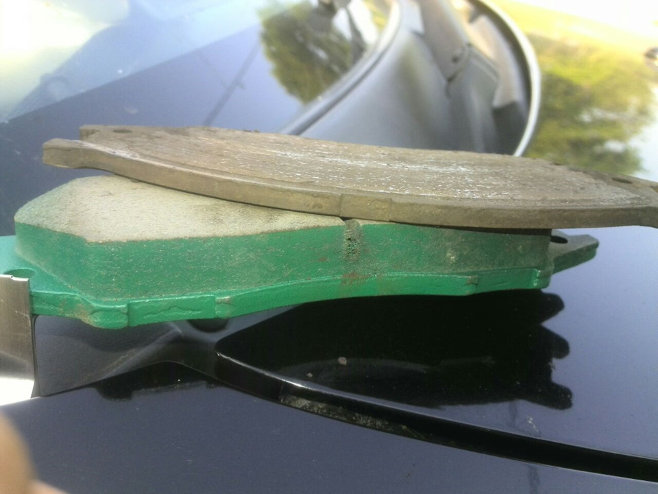 Замена передних тормозных колодок — Nissan Cube I, 1,3 л, 2000 года ...