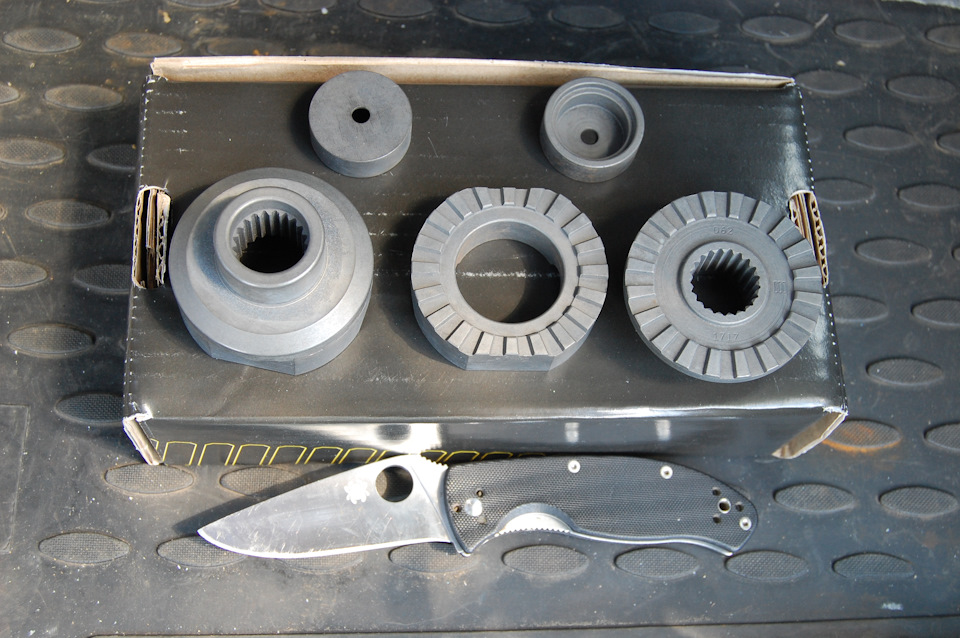 8. Кроме этих частей в комплекте идёт пакетик с пружинками и штифтами. Но здесь их нет, фото с ними будут ниже. — Renault Duster (1G)