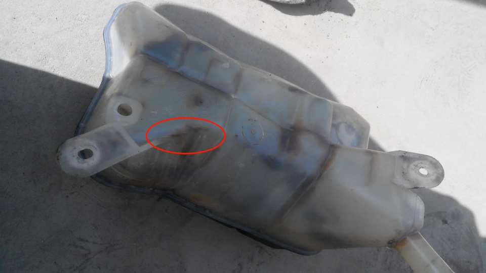 Потек расширительный бачок — Ford Mondeo III, 2 л, 2005 года | своими ...