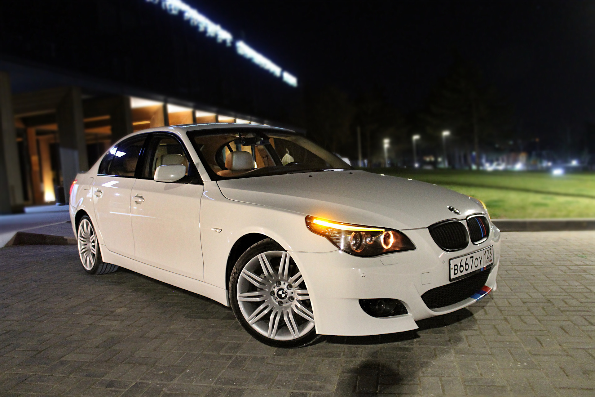 BMW e60 м5 белая