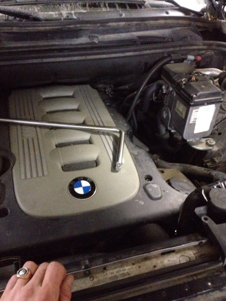 Масло в бмв х5 е53 3.0 бензин. Щуп масла BMW BMW x5 e70. БМВ Икс 5 е 53 щуп коробки. БМВ х5 е70 щуп двигателя. Щуп АКПП BMW x5 e53.