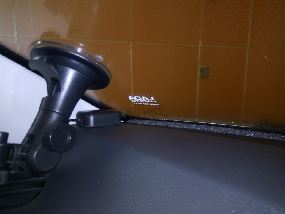 GPS-приёмник разместил в углу лобового стекла, где нет нитей обогрева (для лучшего приёма сигнала) — Lada Vesta (1G)