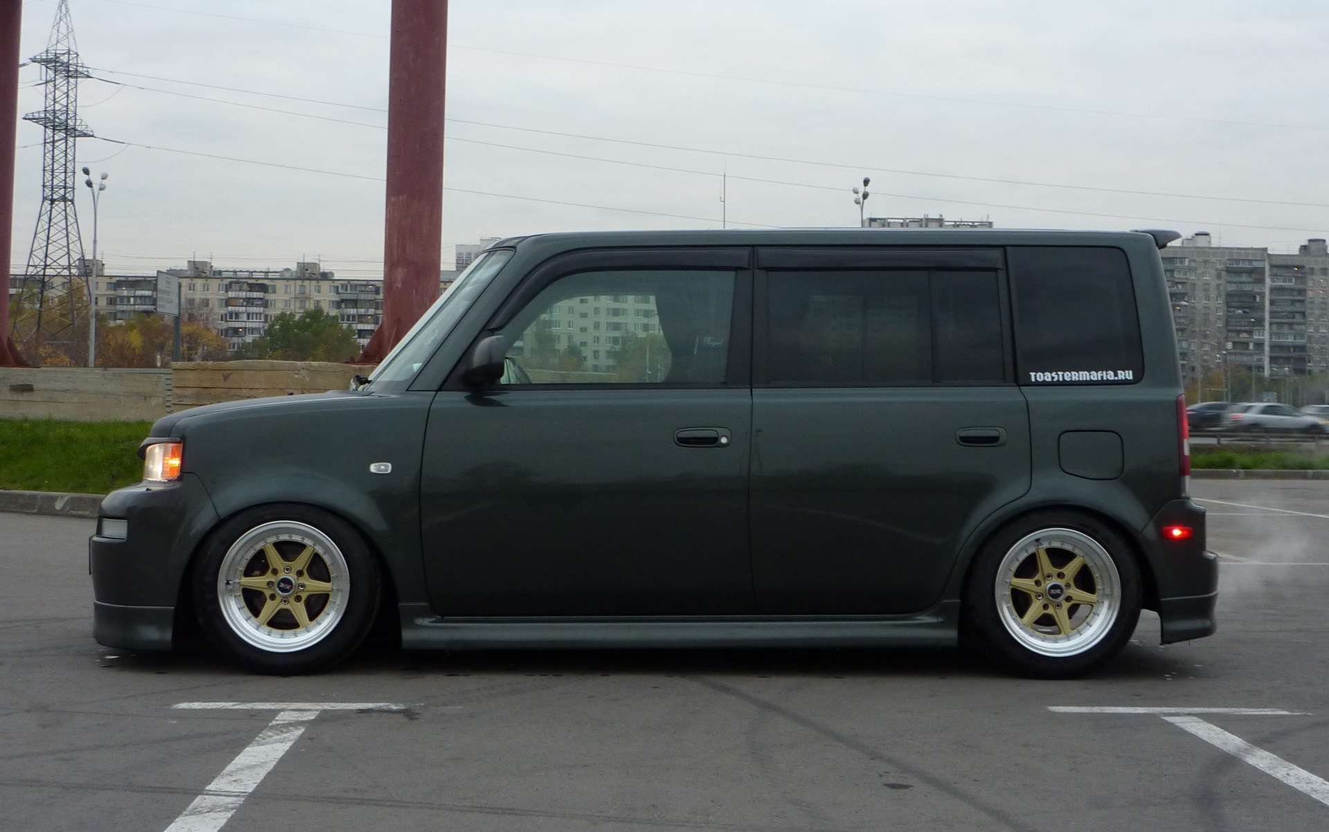 Scion xB Тостер цвета хаки. 