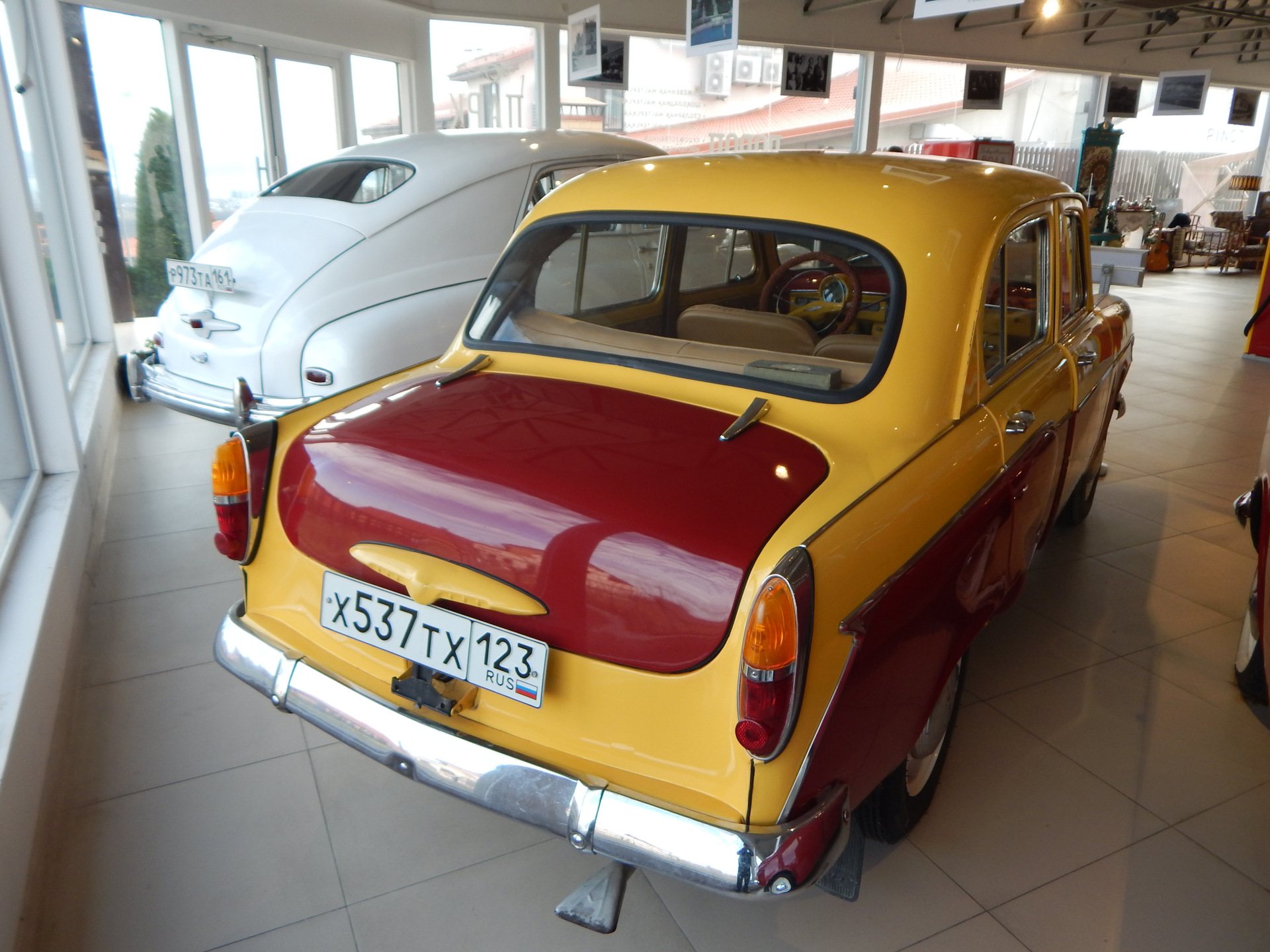 Вид сбоку на полицейский Москвич-403