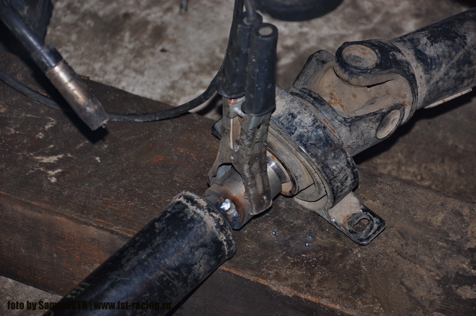 Ягуар хф 2008 люфт карданного вала. Уаз фермер карданный вал. Вал карданный 956090. Крепление карданного вала уаз 469. Вал карданный 131301000020a.