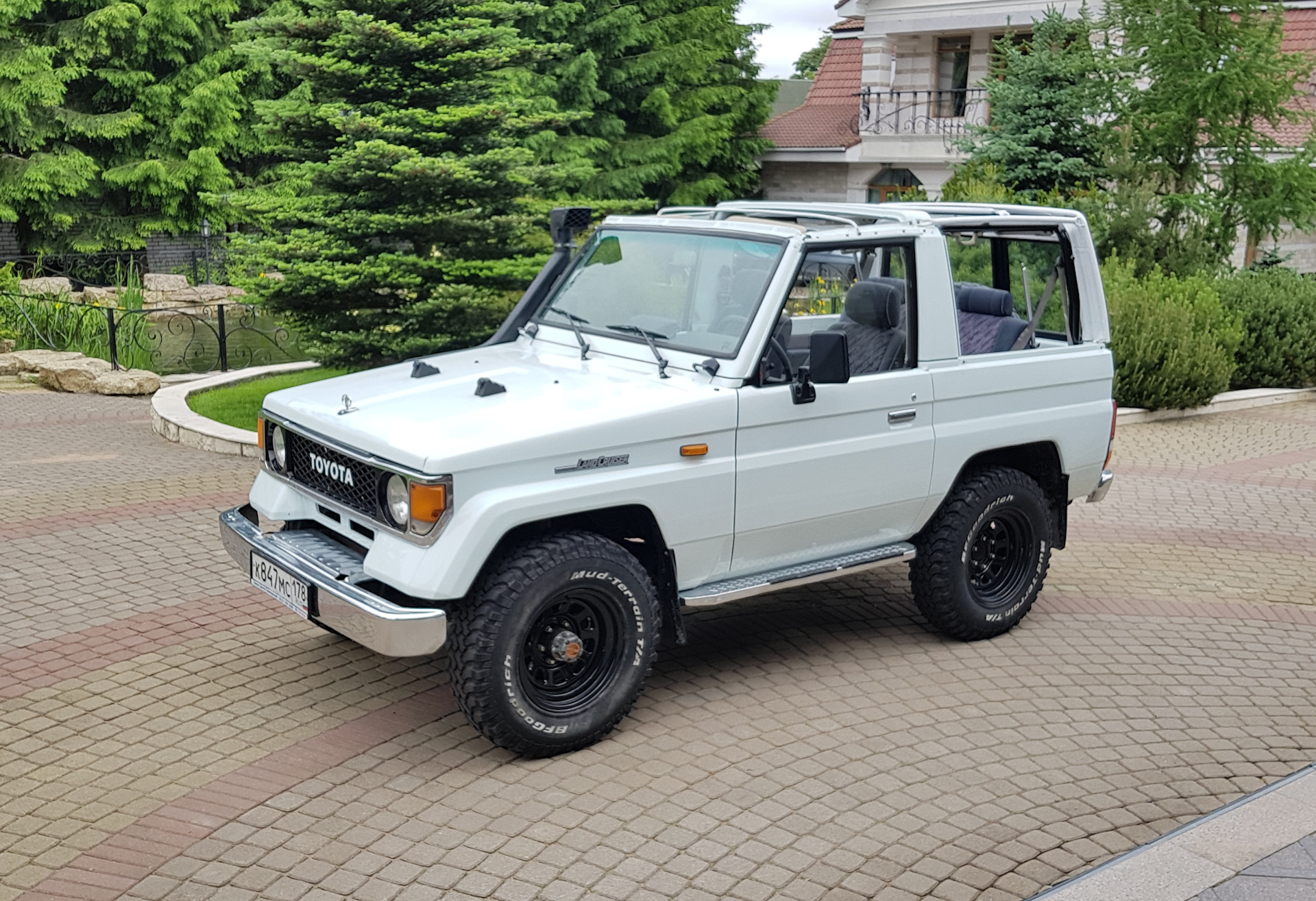 Ленд крузер 70 2023. Toyota Land Cruiser 70 Soft Top. Land Cruiser 70 Soft Top. Ступенка Лаед Крузер 70. Toyota Landcruiser 70 Soft Top 2022.