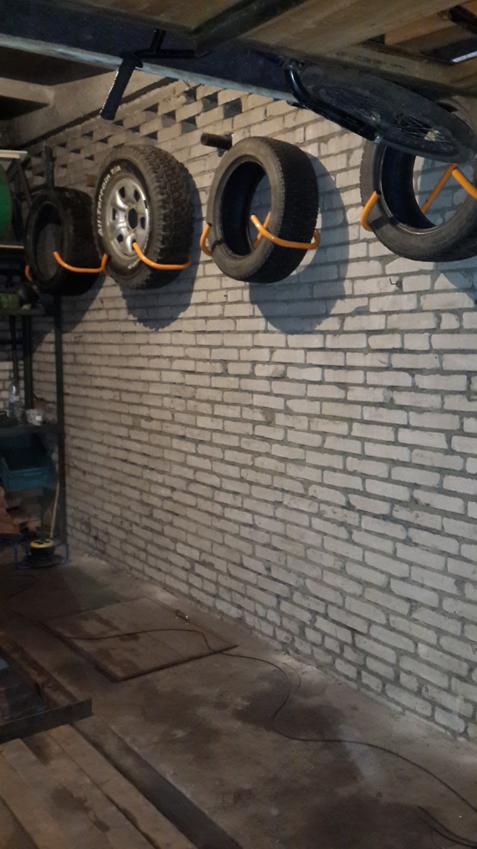 Купить шины гараж. Кронштейн для колес в гараж. Кронштейн для колес на стену в гараже. Кронштейн для хранения колес в гараже. Кронштейны для хранения колес в гараже на стене.