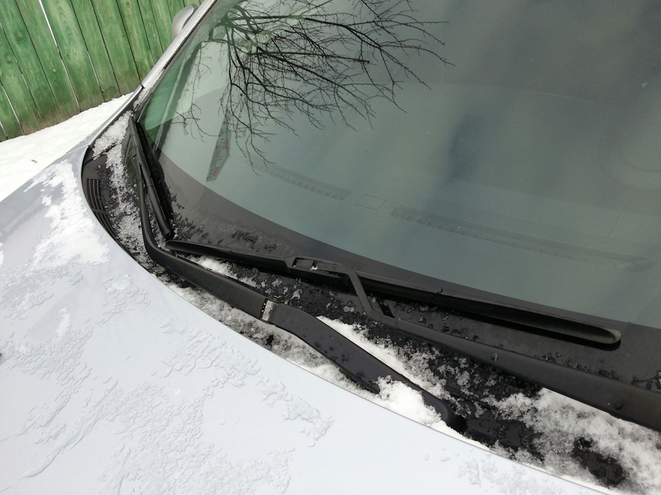 щётки стеклоочистителя на авто зимой. дворники. поднятые дворники. авто с поднятыми дворниками. обледеневшие дворники.