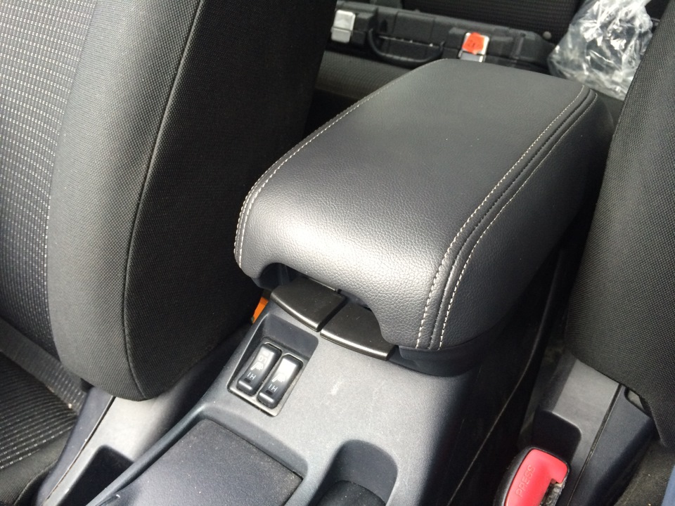 Кожанный двойной выдвижной подлокотник - Mitsubishi Lancer X, 2,4 л, 2008 года а