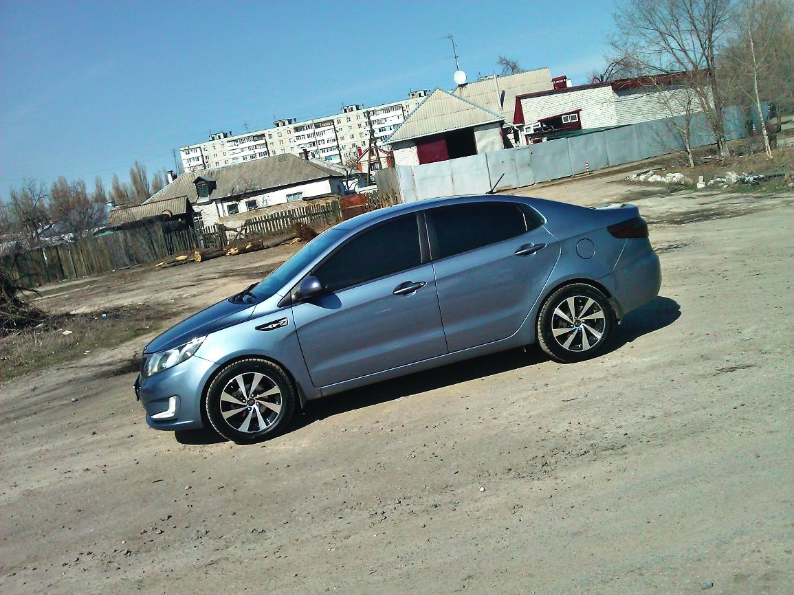 Kia Rio 4 голубая