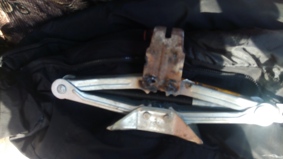 Дамкрат.или домкрат.может даже данкрат.че то не знаю как пишется ...