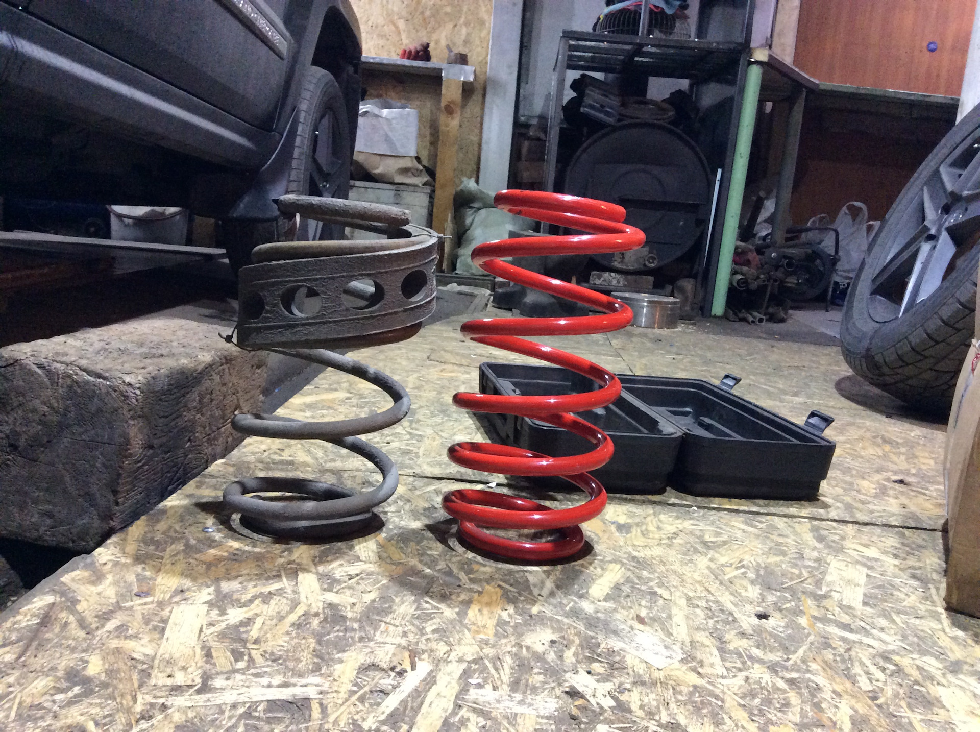 Vlad springs. Изолятор пружины Jeep Compass. Подставки пружин Jeep Wrangler TJ. Пневмохлэпперы в передние пружины для Jeep Wrangler JK. Подушки в пружины для джипа.