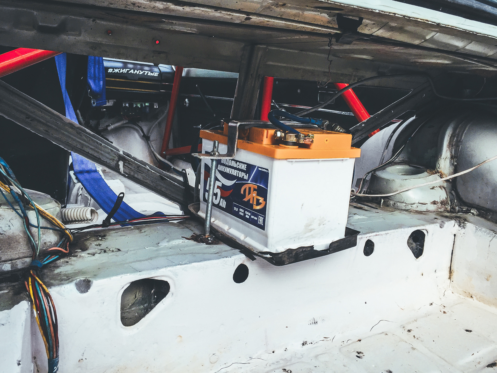 акб в багажник 2104. 2110 перенос акб.