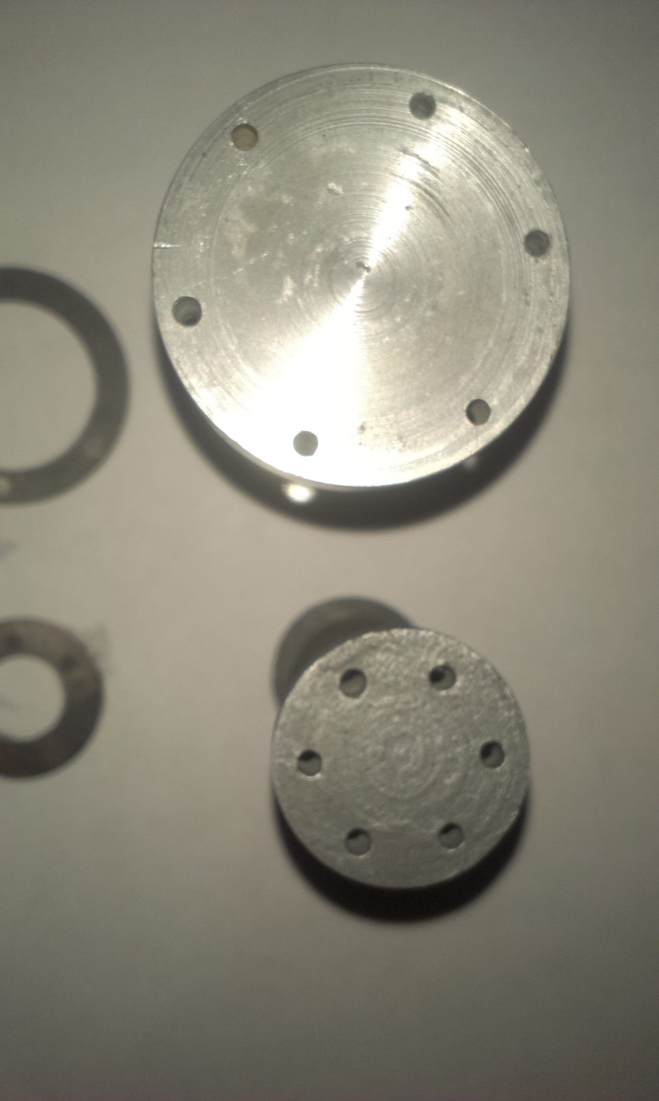 Теперь позвольте вопросец (лёгкий): стОит ли чуть шлифануть торцевую поверхность поршней, ибо она, на мой взгляд, грубовато обработана. Продолжение следует. — ГАЗ 21