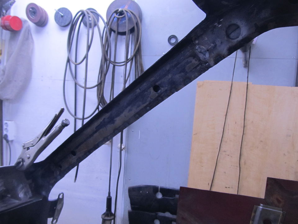 Правая — Москвич 2335