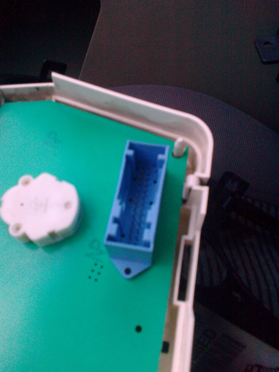 Отжимая тонкой отверткой фиксаторы снимаем стекло — Ford Fusion