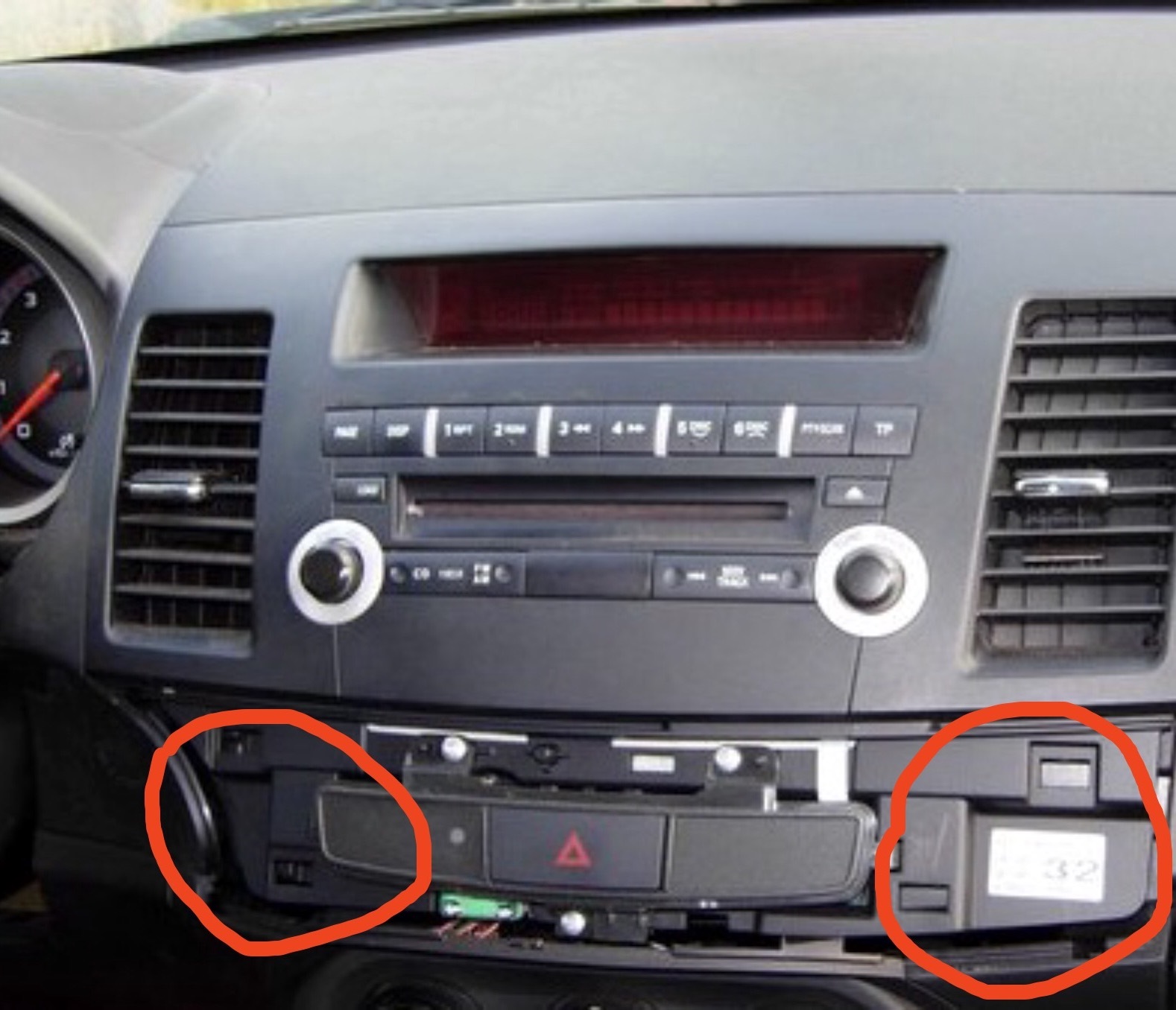 Лансер аукс. Aux штатной магнитолы Lancer 10 2007 года. Магнитола Лансер 10. Aux Mitsubishi Lancer 2008. Аукс Лансер 10.