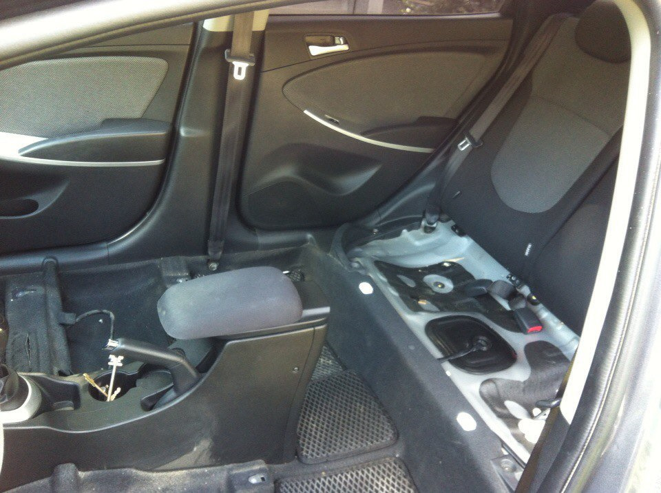 Как снять заднее сиденье ай 40. Как снять сиденья солярис 1. Как снять сиденья солярис 1. Солярис хендай 2011 спинка сплошная заднего сиденья. Болт крепления переднего сидения 2190.