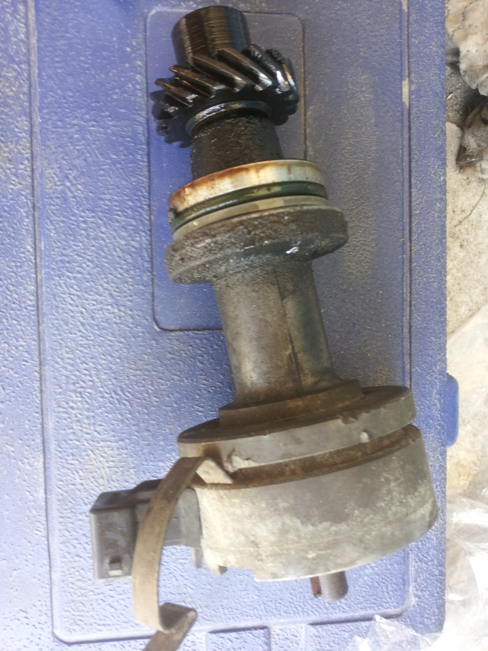 Откручиваем болт, который как-то слабенько был прикручен, ваще не зажат. Но то такое. Снимаем вилку, что держит трамблер, и вытаскиваем сам трамблер. — Audi 100 (C4)