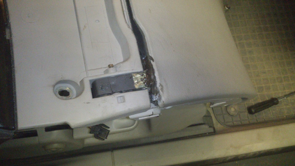 Снятие перчаточного ящика + ремонт правой петли — Audi A4 (B6), 1,8 л ...