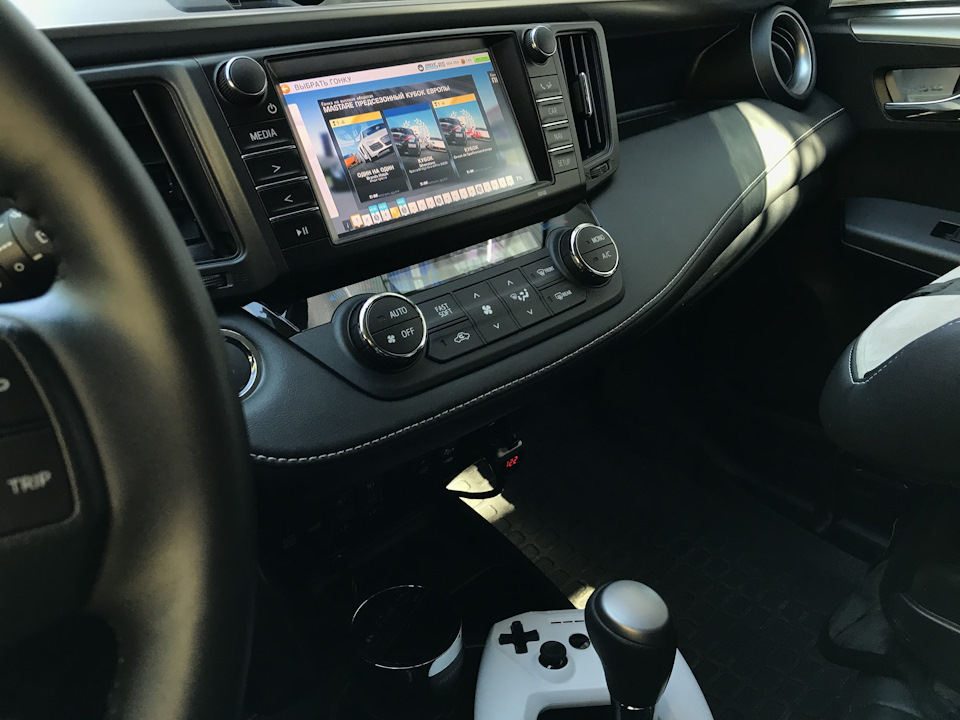 Этот геймпад мне предложили в магазине, взял до кучи! Но вещь оказалась очень хорошая;) Удобно по меню приставки с ним передвигаться. К покупке не обязателен! — Toyota RAV4 (IV)