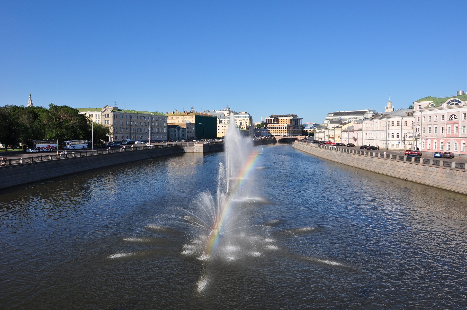 Канал москва победа. Фонтаны на Водоотводном канале. Водоотводный канал Москвы реки. Фонтаны на Водоотводном канале в Москве. Москва водоотводный канал остров.