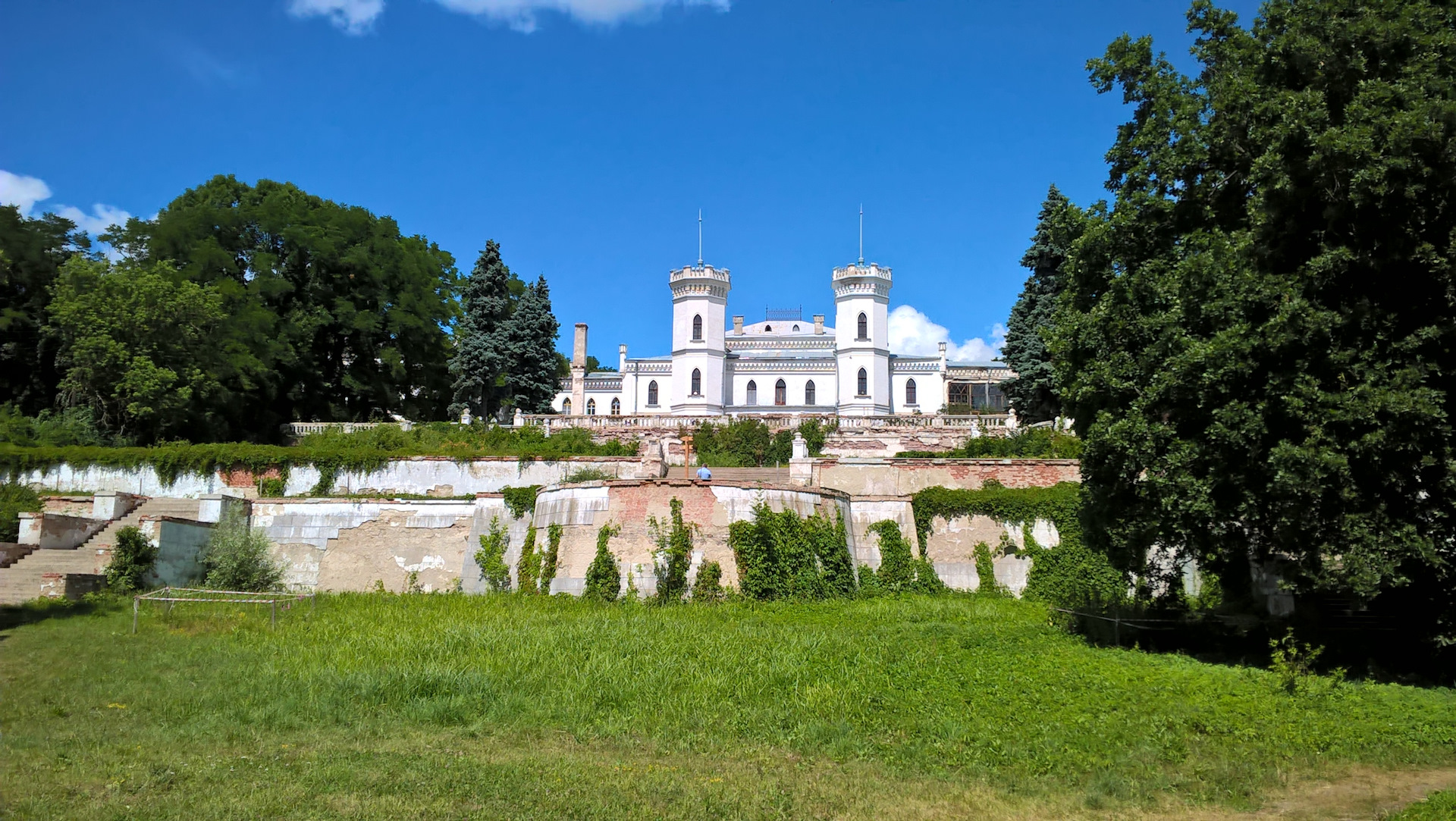 Село глубокое харьковская область. Храм в с.Шаровка в Белгородской области. Шаровка Харьковская область. Село Шаровка Богодуховский район. Парк усадьбы Шаровка.