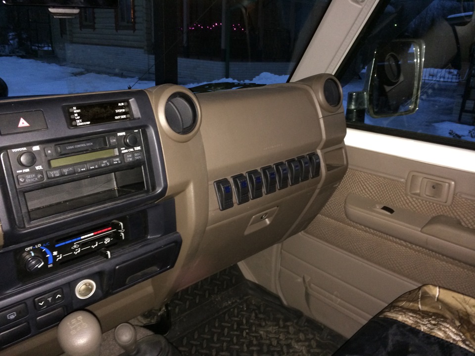 Кнопки управления (блок управления допами) — Toyota Land Cruiser 70, 4 ...
