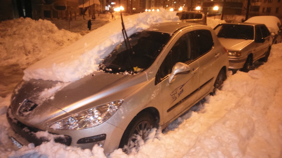 Вечерняя очистка машины от снега))) — Peugeot 308 (1G), 1,6 л, 2010 ...
