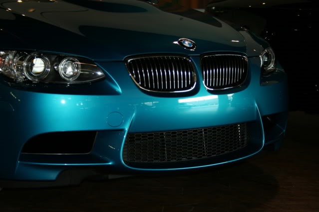 laguna seca blue код. 6c12c64s 960. laguna seca blue код фото. laguna seca blue код-6c12c64s 960. картинка laguna seca blue код. картинка 6c12c64s 960. Как я уже писал раньше цвет выбрал 448BMW(Laguna Seca Blue), когда покупал краску мне предложили несколько вариантов исполнения этой краски, так как это НЕ МЕТАЛЛИК — или же база под лак, или акрил! Маляр сказал что проще красить акрилом, и выходит намного дешевле, так как акрил лучше кроет, под него не нужна подложка, не нужен лак и т.д. но взвесив все "ЗА" и "ПРОТИВ" решил все такие заказывать на подборе базу под лак, так как акрил используют для окраски кузовов грузовиков, автобусов, все коммерческие автомобили красят простым акрилом, это дешево но не для бмв, хоть и уверяли меня что разницы заметно не будет(между акрилом и базой под лаком), но меня уже было не сломить и я решил что лучше не экономить и сделать как хочется самому!в итоге было заказано около 3 литров лака, 4 литров lsb, и 2 литра серебрянки для подложки, и сразу же заказал черной матовой краски для молдингов и разных пластмасок — около полу-литра!Привезли краску, я открыл ведро и прозрел! Говорю это не то, не так краска, этот цвет просто ужасный!Это не лагуна сека блу! фотографий этого ужаса нету, но то что было в ведре это нечто, цвет совсем не тот, даже приблизительно! Маляр с меня поржал, и уверил что цвет в ведре и на машине, под светлой подложкой будет совсем другой! Я немного расстроен и уставший от процесса подготовки и эмоционального волнения кивнул рукой, мол красим в то что пришло, похер что за цвет, мол все надоело и хочется уже скорее закончить с покраской, на что маляр еще раз с меня поржал и сказал не сцать)И наконец-то начался процесс покраски…я очень сильно переживал, не хотел что бы мои усилия были напрасными и машинка получилась не такой как я ее хотел видеть после покраски, забегая наперед скажу что все вышло даже лучше чем я думал =)Пока маляр обклеивал машину, я сделала генеральную уборку в камере, выгреб весь мусор, вылизал полы от пыли, залил все водой, стены были опрысканы специальный клеем
