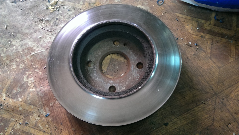Замена переднего подшипника ступицы. + проточил тормозные диски ...