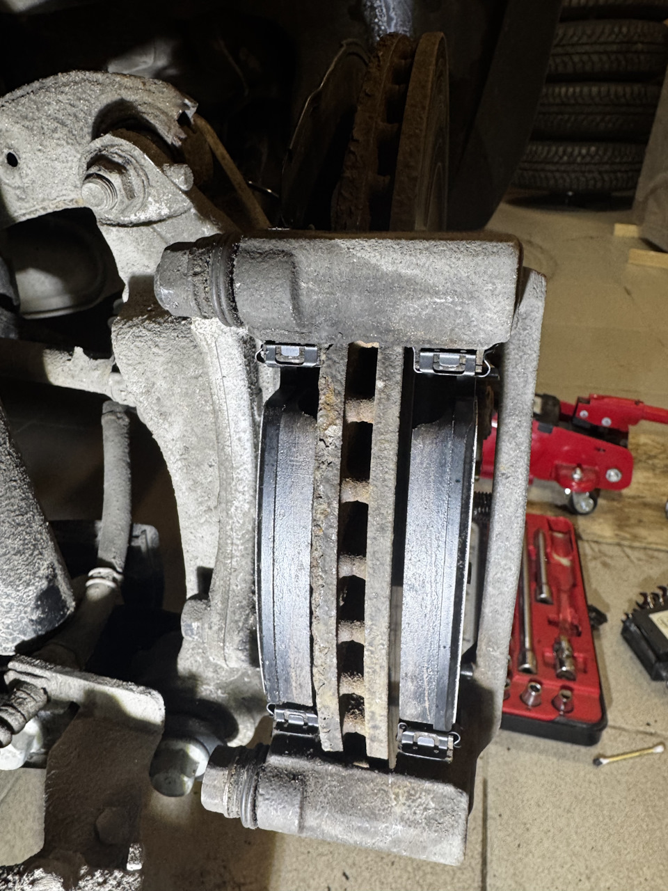 Колодки установлены. Видно как пластины немного не дают прижиматься к диску, за счёт небольшого язычка в самой пластине. При торможении колодки будут прижиматься к диску, а при отпускании педали колодка немного будет отходить от диска. Продумано 👍 — KIA Sorento (4G)