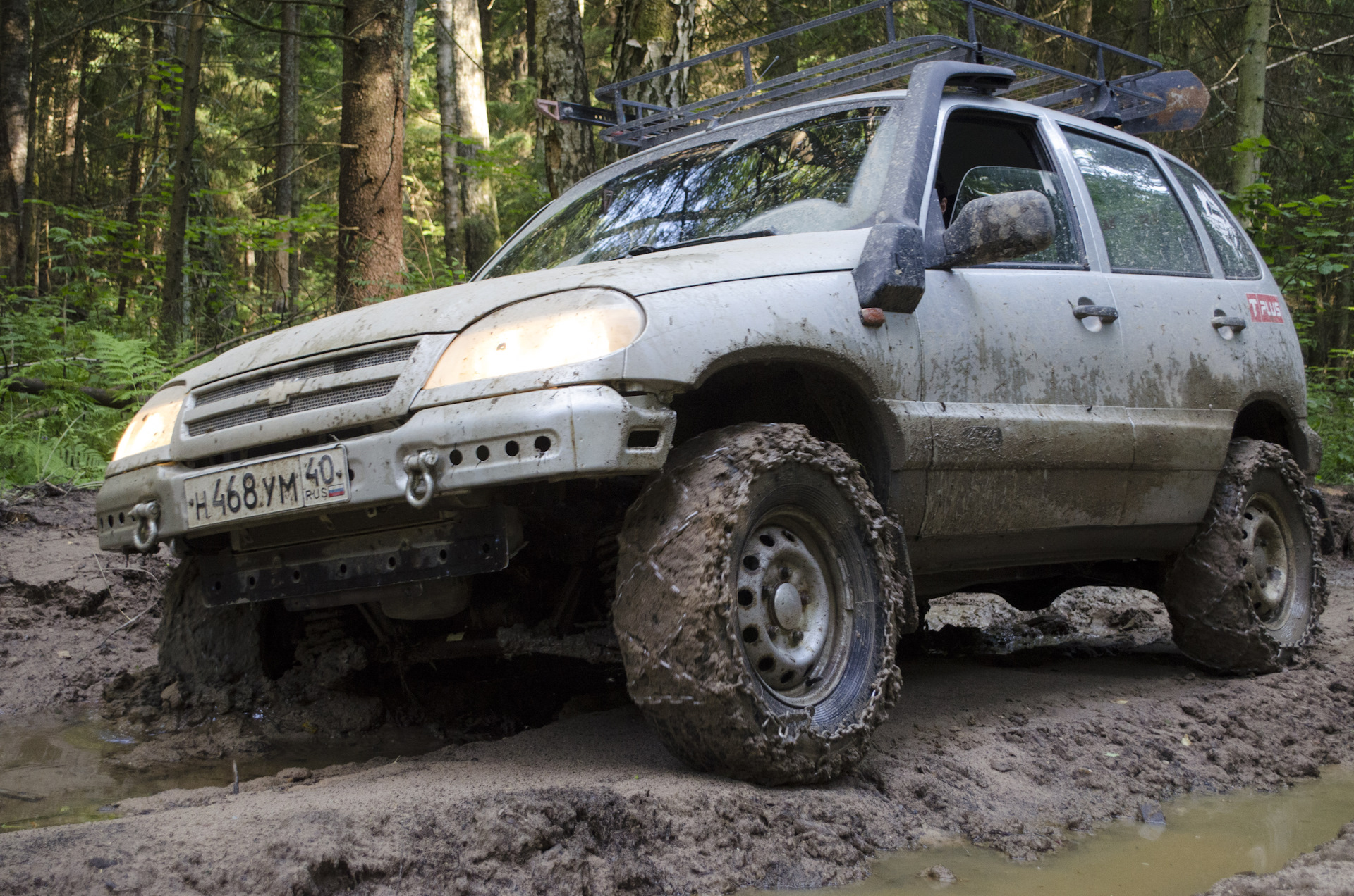 Цепи на ниву. Нива Шевроле 4x4 колёса. Нива Шевроле на 29 колесах по бездорожью. Шнива на 29 колесах. Нива Шевроле на 29-х колесах.